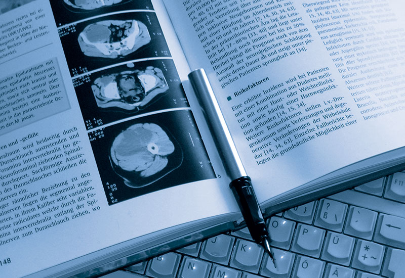Fachbuch mit Stift